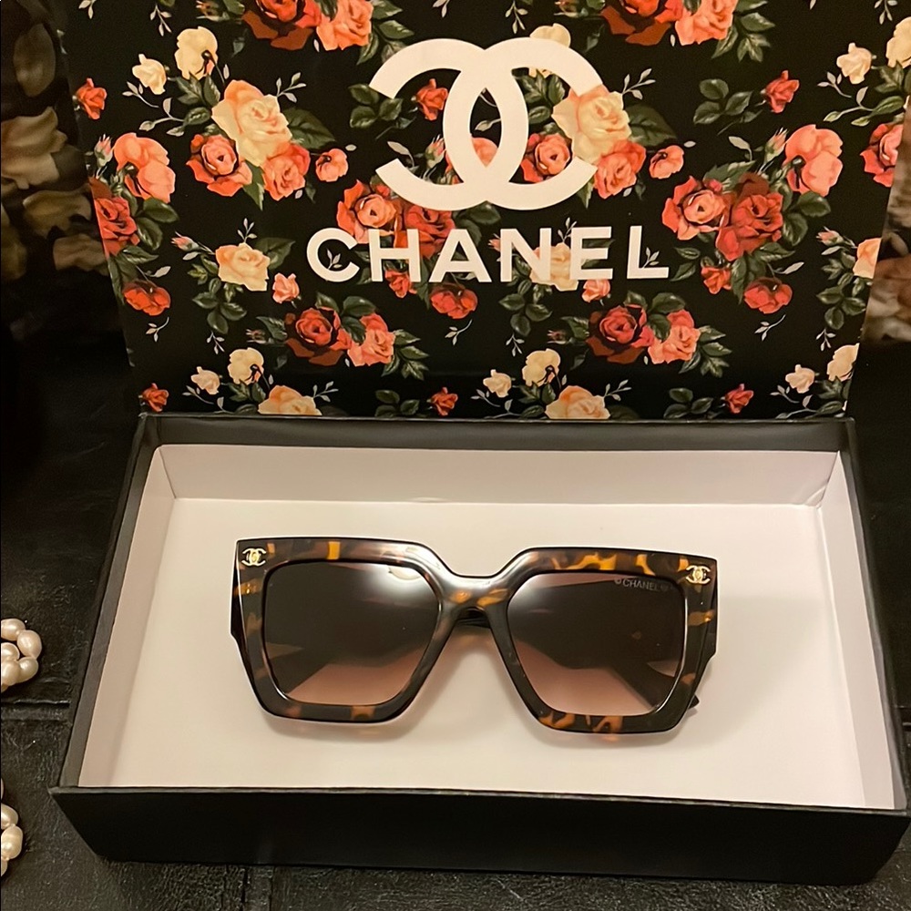 Beautiful Fashion Tortoise Shell Sunglasses. Closet clear out no returns.